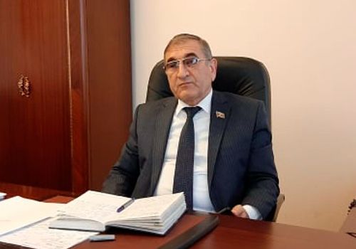 Deputat: “Nəinki tələbə qızlar, bir də görürsən ki, orta yaşlı xanım küçədə açıq-saçıq geyinib, özünü nümayiş etdirir”
