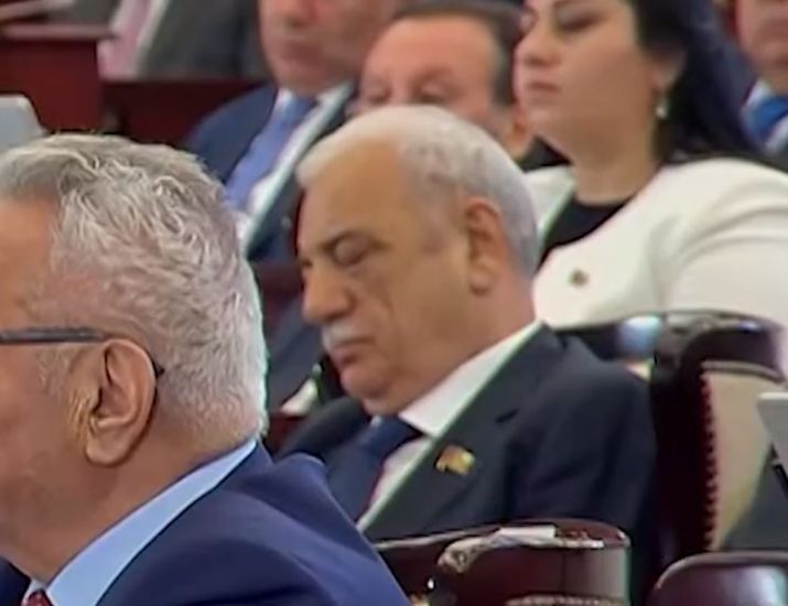 "Yatmamışdım, başımı aşağı salıb..." -     Deputat MM-in ilk iclasındakı görüntüdən danışdı