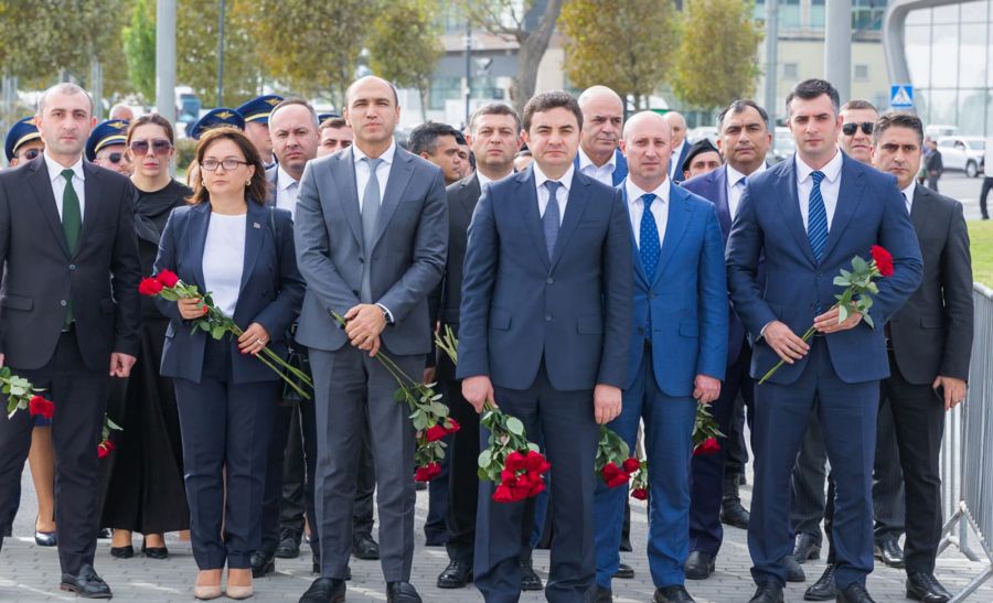 “Azərbaycan Hava Yolları” QSC-nin rəhbərliyi və kollektivi şəhidlərin əziz xatirəsini yad edib