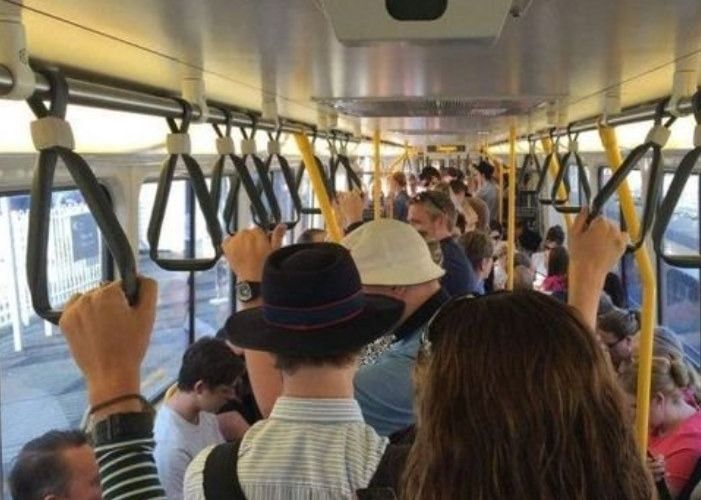 Qadının avtobusdan yıxılaraq ölməsində günahlandırılan sürücüyə hökm oxundu
