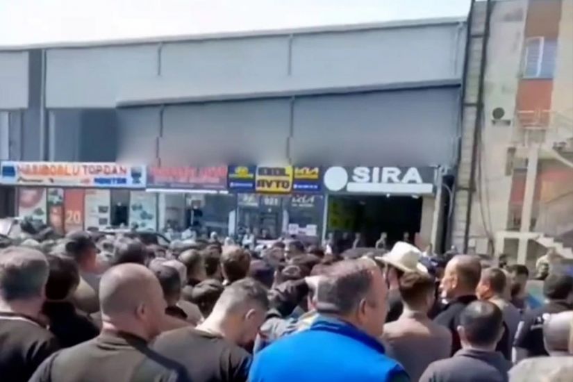 Mağaza sahibləri və işçilər "Maşın bazarı"nda etiraz aksiyası keçiriblər