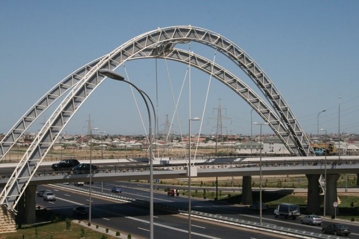 Bakıda DƏHŞƏT:     gənc qız özünü körpüdən atmaq istədi