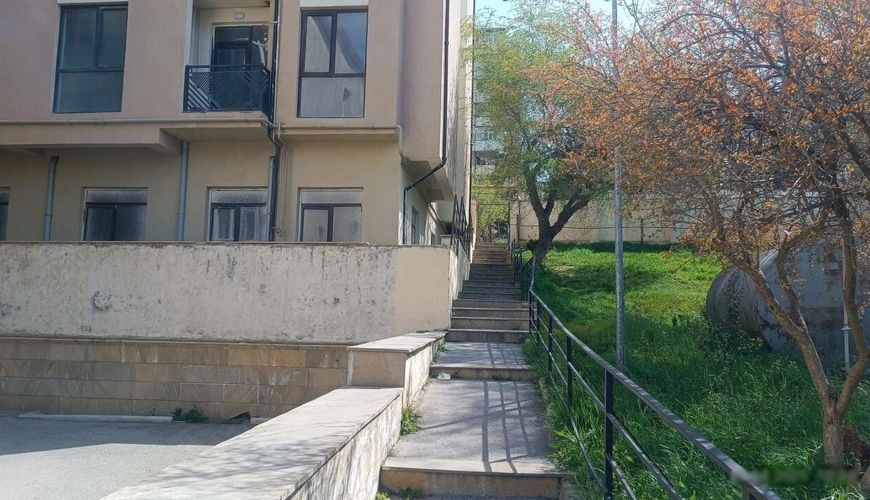 Bakıda məktəbin həyətində yaşayış binası tikiblər -     FOTO