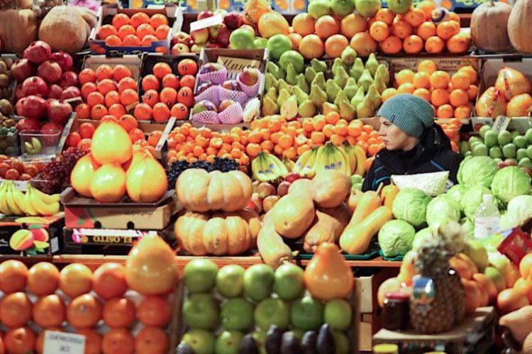 Azərbaycanlı milyonçunun bazarına basqın -     VİDEO