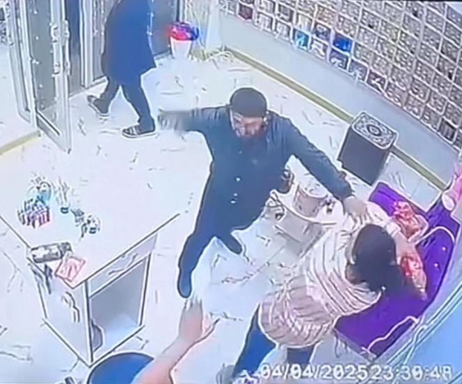Bərdədəki gözəllik salonunda qadına hücumun     YENİ GÖRÜNTÜLƏRİ