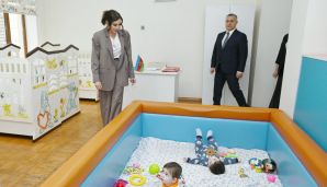 Mehriban Əliyeva və Leyla Əliyeva Bakıdakı 1 saylı körpələr evində və 1 saylı uşaq evi sosial xidmət müəssisəsində olublar — foto 1