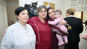 Mehriban Əliyeva və Leyla Əliyeva Bakıdakı 1 saylı körpələr evində və 1 saylı uşaq evi sosial xidmət müəssisəsində olublar — foto 6