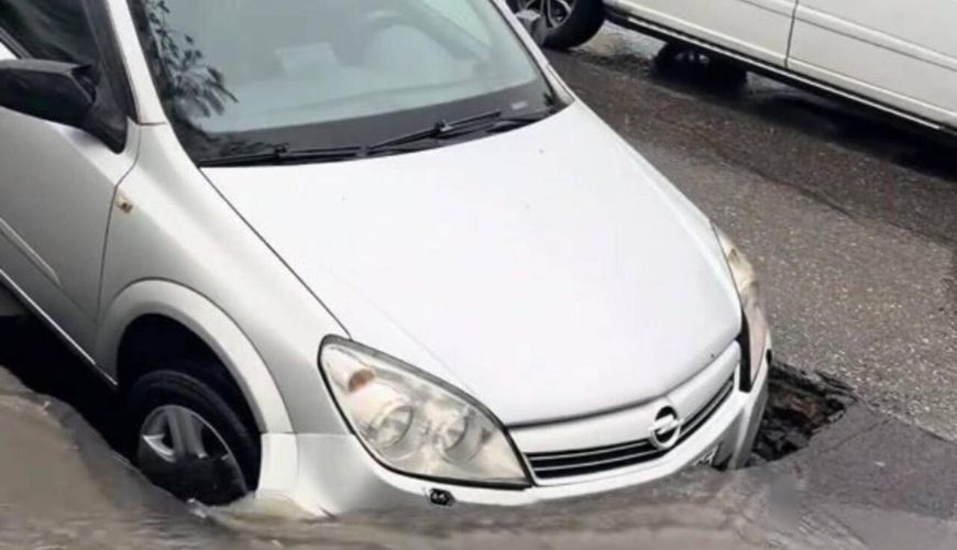 Bakıda yol çökdü, maşın çuxura düşdü -     VİDEO