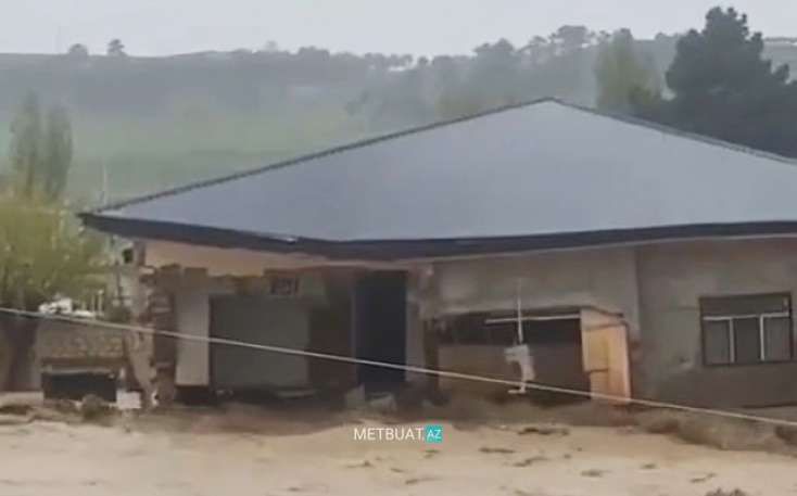 Azərbaycanda güclü sel evi apardı -     VİDEO