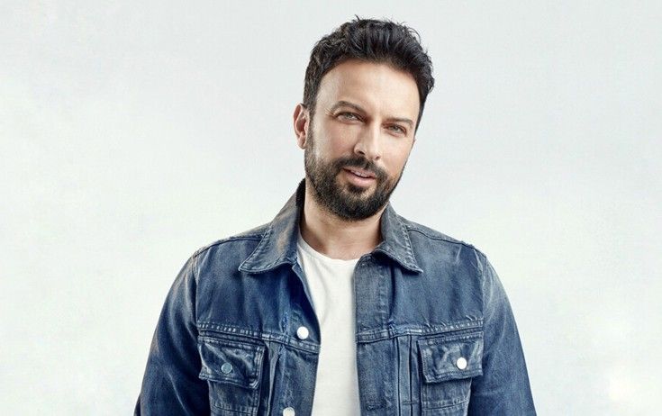 Tarkan səhnədə hönkür-hönkür ağladı