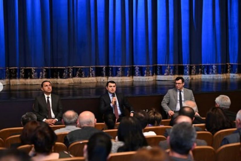Nazir qalmaqal baş verən teatrın kollektivi ilə görüşdü -   Nələr müzakirə olunub? - FOTO