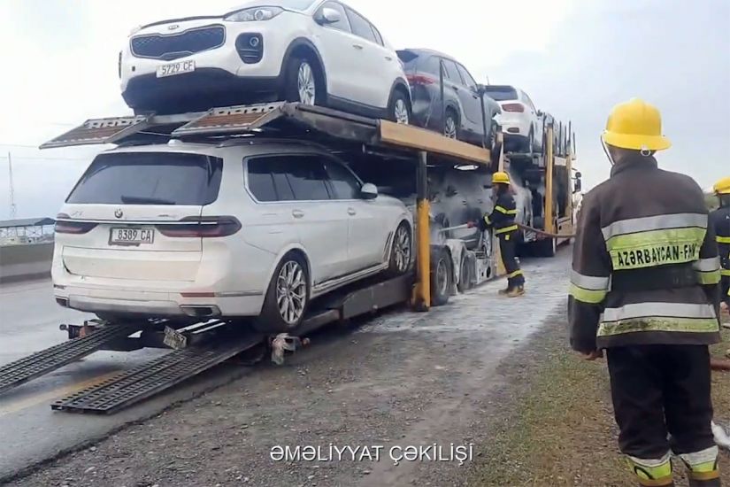 Azərbaycanda qoşqusunda 8 bahalı avtomobil olan yük maşını yandı -     VİDEO