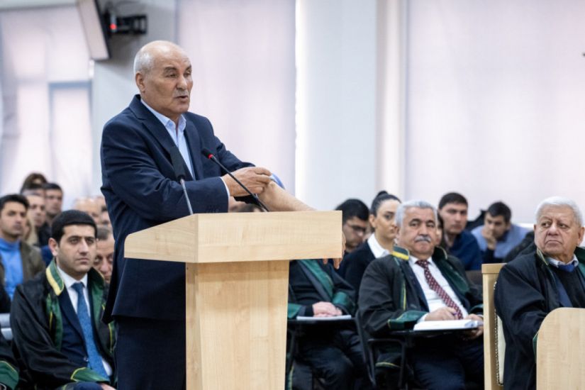 Məhkəmədə zərərçəkmiş şəxs Madat Babayanı tanıyıb: O, “sən türksən” deyib məni təpiklədi