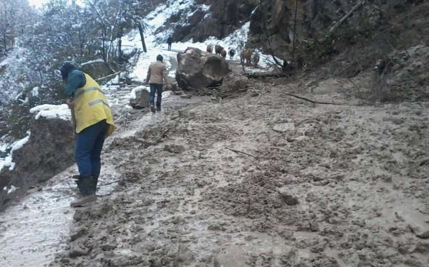 Qubada qaya parçalarının düşməsi səbəbindən bağlanan yolda hərəkət tam bərpa edildi