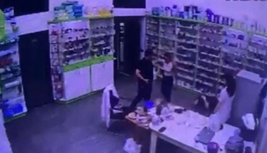 Bakıda apteklər şəbəkəsinin müdiri xanım işçini döymüşdü, bu dəfə özü döyülüb -     ŞOK TƏFƏRRÜAT