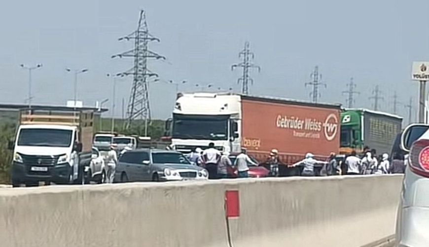 Yolu bağlayanlar “Salyan Aqro Park”ın işçiləri imiş-     Maaş verilmir - FOTO