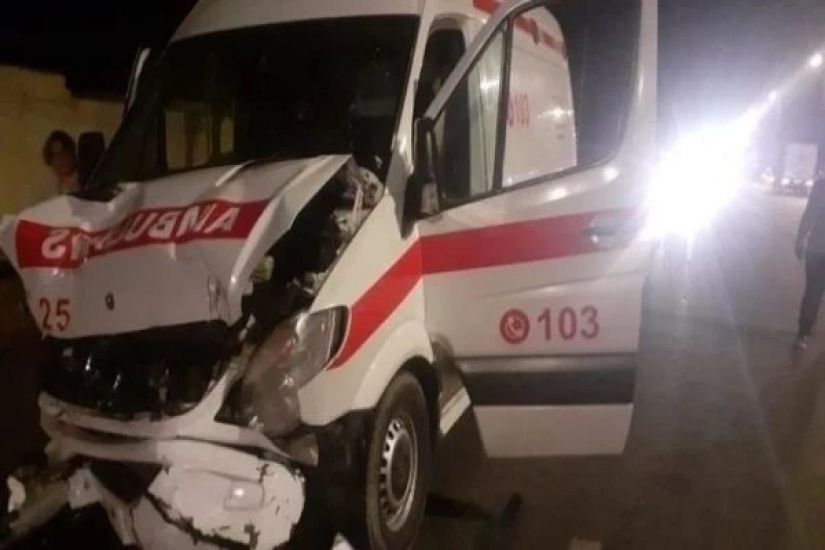 Hacıqabulda təcili yardım maşını qəzaya uğrayıb, ölən və yaralananlar var