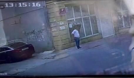 Bakıda gündüz vaxtı maşına hücum etdilər -     VİDEO