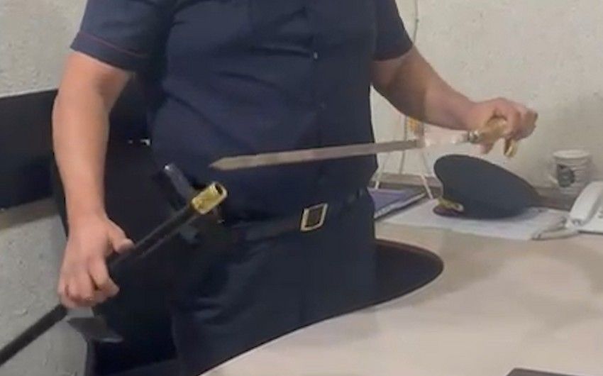 Maşınında xəncər saxlayan və polisə qanuni tələbinə tabe olmayan sürücü həbs edilib