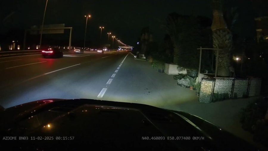 Aeroport yolunda maşınları saxladıb 50 manat istəyir -     "Qazi"dir - VİDEO