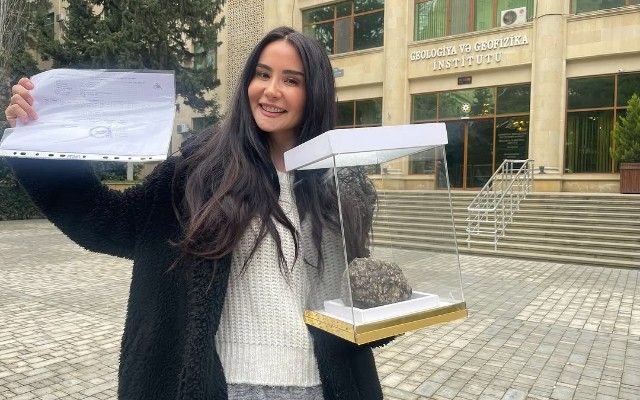Aparıcının evinə düşən daşın meteorit olduğu təsdiqləndi -      FOTOLAR