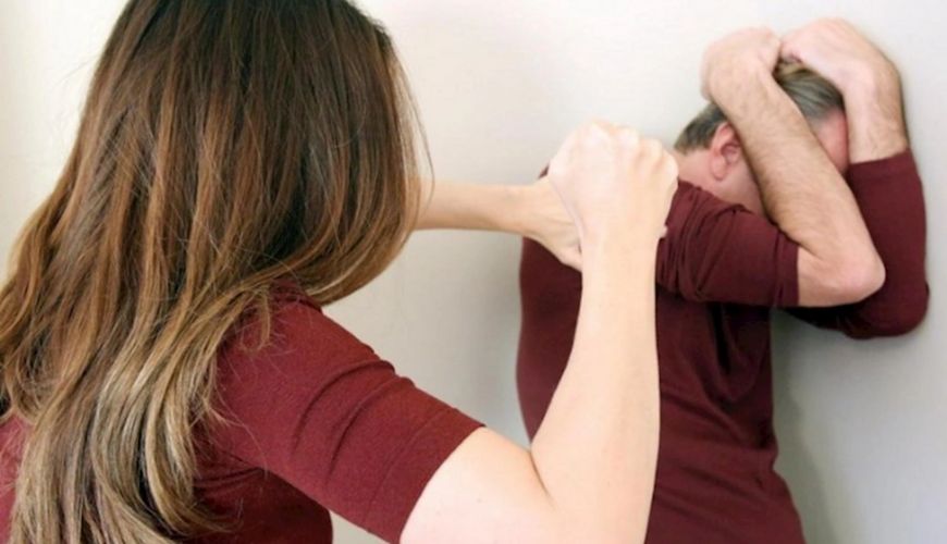 Azərbaycanda qayınana kürəkənini DÖYDÜ: Qəndqabı ilə alnından vurdu