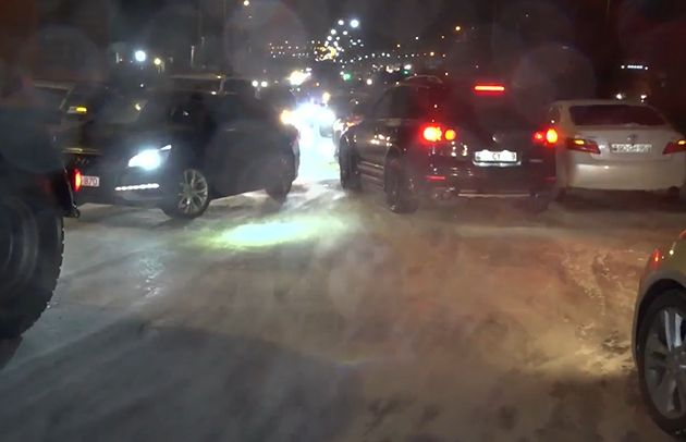 Bakıda buzlu yollar nəqliyyatın hərəkətini iflic etdi -       VİDEO
