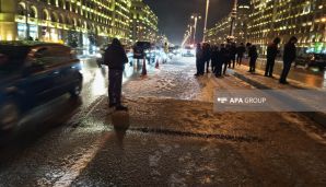 Heydər Əliyev prospektində beton arakəsmə çökdü -     FOTO - YENİLƏNDİ — foto 4