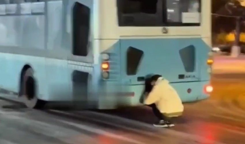 DYP avtobusların arxa hissəsindən tutaraq sürüşən gənclərə xəbərdarlıq etdi