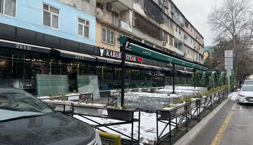 “Zeyd” restoranı Bakının mərkəzində səkini belə zəbt edib -       FOTOLAR