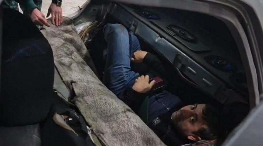 Axtarışda olan şəxs avtomobilin saxlanc yerində Türkiyəyə qaçmaq istədi -     FOTO