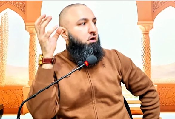 Vəhabi dindar: "Musiqiyə qulaq asan zinakardır, əxlaqsızdır..."