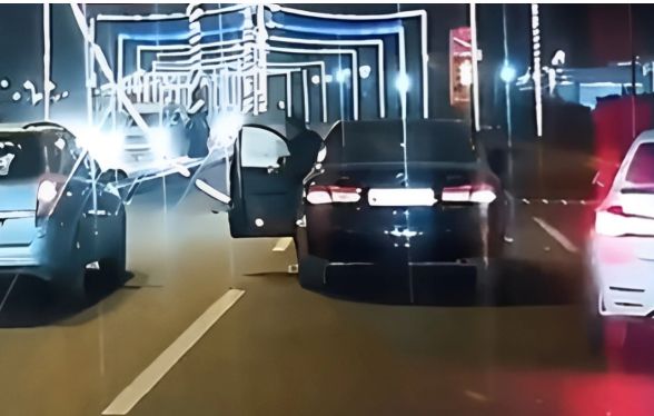 Şəhərin mərkəzində sürət yarışına çıxan gənclər yolda ölüm saçdılar:     Ağır qəzanın anbaan GÖRÜNTÜLƏRİ