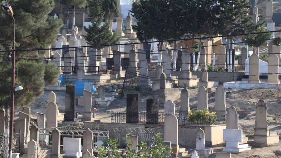 Bakıda yas yasa QARIŞDI:     qardaşını qəbristanlıqda öldürdü