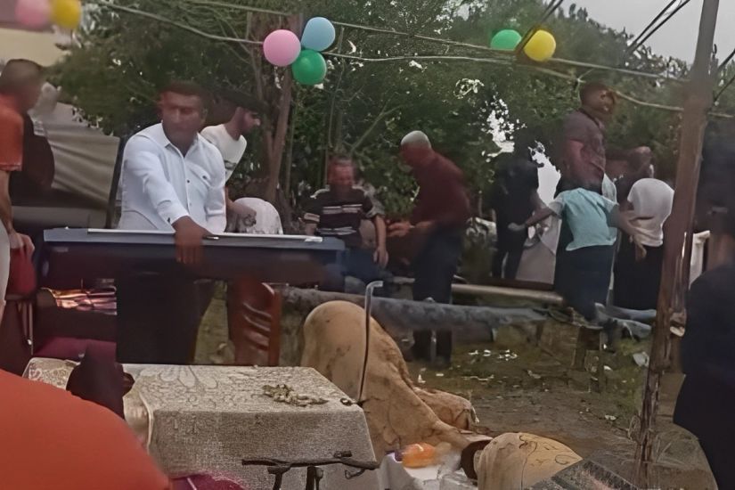 Güclü külək toy mağarını uçurdu