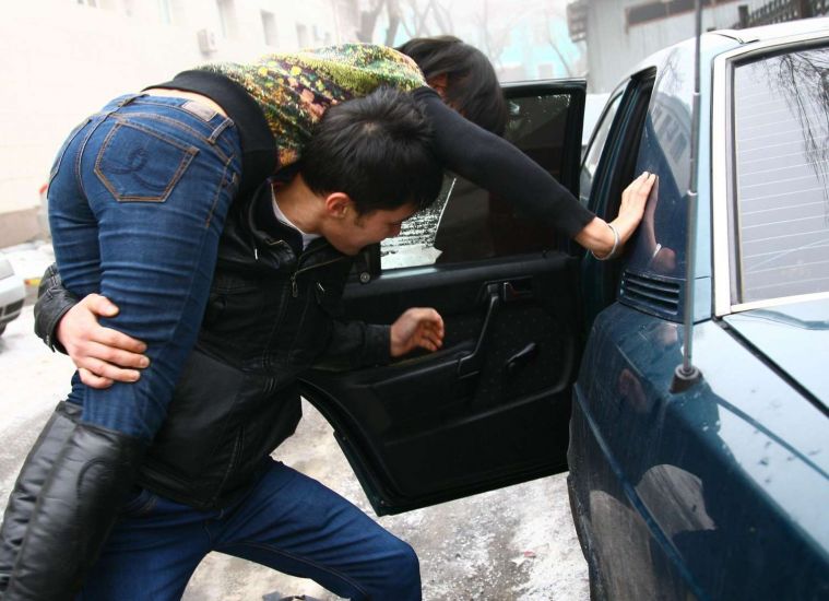 Qaynı qızını xəstə oğlu üçün oğurladı, polis yolda yaxaladı