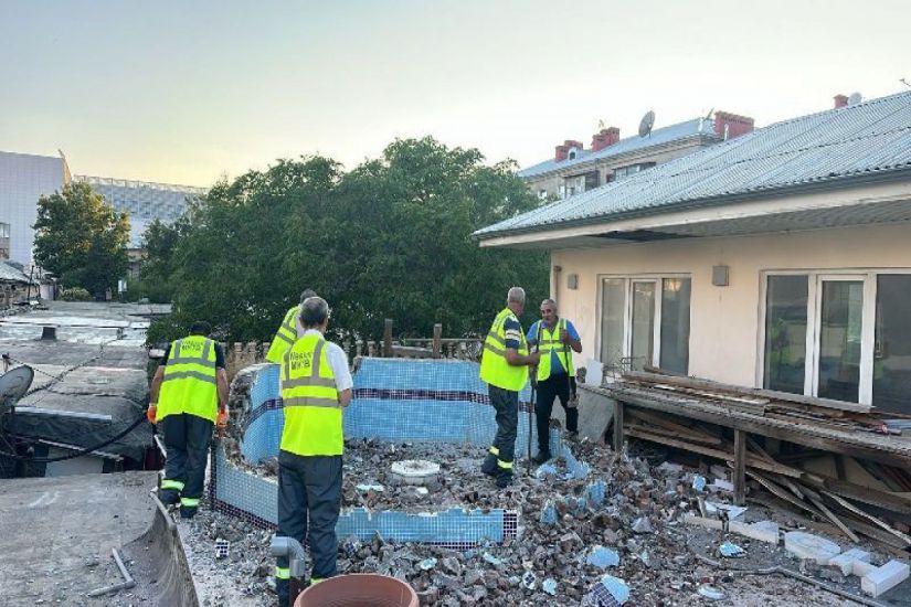Bakıda binanın damında qanunsuz inşa olunan hovuz sökülüb -   FOTO