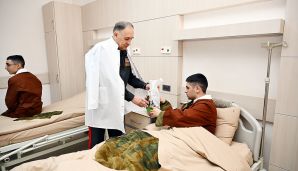 Nazir Zakir Həsənov Baş Klinik Hospitalda müalicə olunan hərbi qulluqçuları ziyarət edib -     FOTO - VİDEO — foto 15