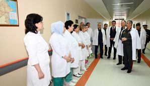 Nazir Zakir Həsənov Baş Klinik Hospitalda müalicə olunan hərbi qulluqçuları ziyarət edib -     FOTO - VİDEO — foto 5