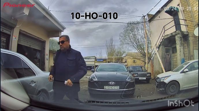 Nömrəsinə güvənən sürücü yolu kəsdi, sonra maşının güzgüsünü qopartdı -     10-HO-010 - VİDEO