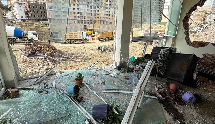 Bakıda evi dağıdan tikinti şirkətinin nümayəndəsindən açıqlama: "Ekskavatoru fırlayanda səhvən evə dəyib" -    VİDEO
