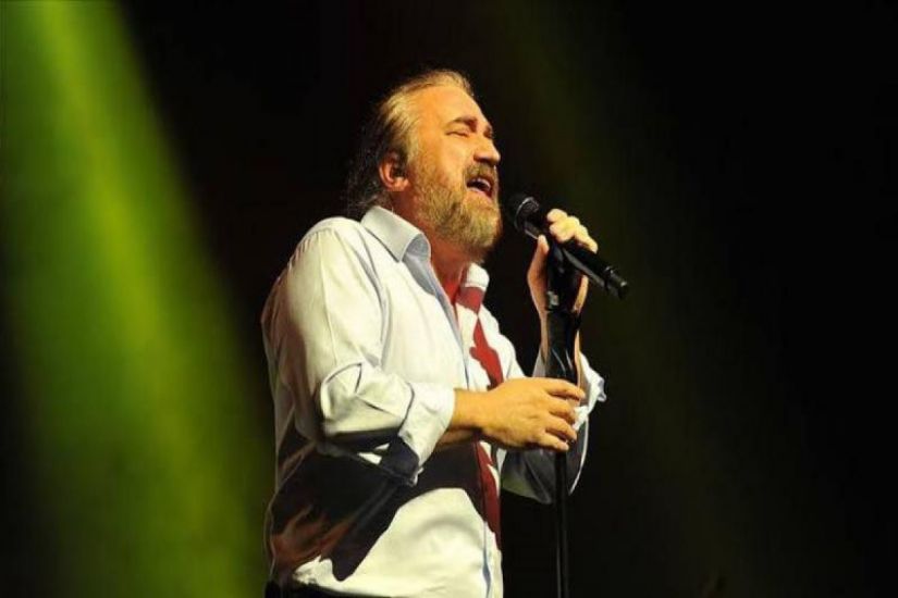 Məşhur müğənni Volkan Konak səhnədə infarkt keçirərək ölüb