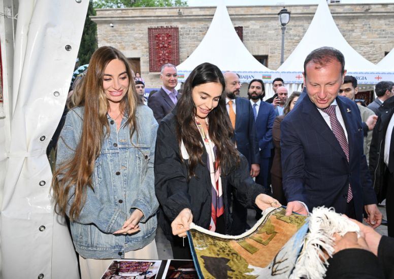 Leyla Əliyeva və Arzu Əliyeva Beynəlxalq Xalça Festivalını ziyarət ediblər