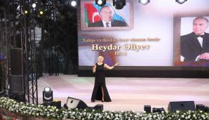 Xətai rayonunda Ümummilli lider Heydər Əliyevin anadan olmasının 102 illiyinə həsr olunmuş möhtəşəm konsert proqramı təşkil olunub -     FOTO - VİDEO — foto 20