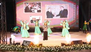 Xətai rayonunda Ümummilli lider Heydər Əliyevin anadan olmasının 102 illiyinə həsr olunmuş möhtəşəm konsert proqramı təşkil olunub -     FOTO - VİDEO — foto 29