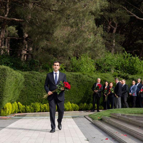 “Azərsun Holdinq”in rəhbər heyəti Ulu Öndərin məzarını ziyarət edib