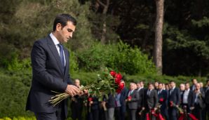 “Azərsun Holdinq”in rəhbər heyəti Ulu Öndərin məzarını ziyarət edib — foto 1
