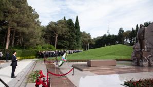 “Azərsun Holdinq”in rəhbər heyəti Ulu Öndərin məzarını ziyarət edib — foto 2