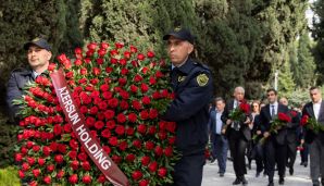 “Azərsun Holdinq”in rəhbər heyəti Ulu Öndərin məzarını ziyarət edib — foto 3