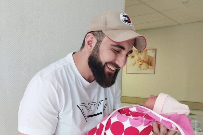 Müharibə zamanı videosu ilə insanları güldürən qazimizin övladı dünyaya gəldi
